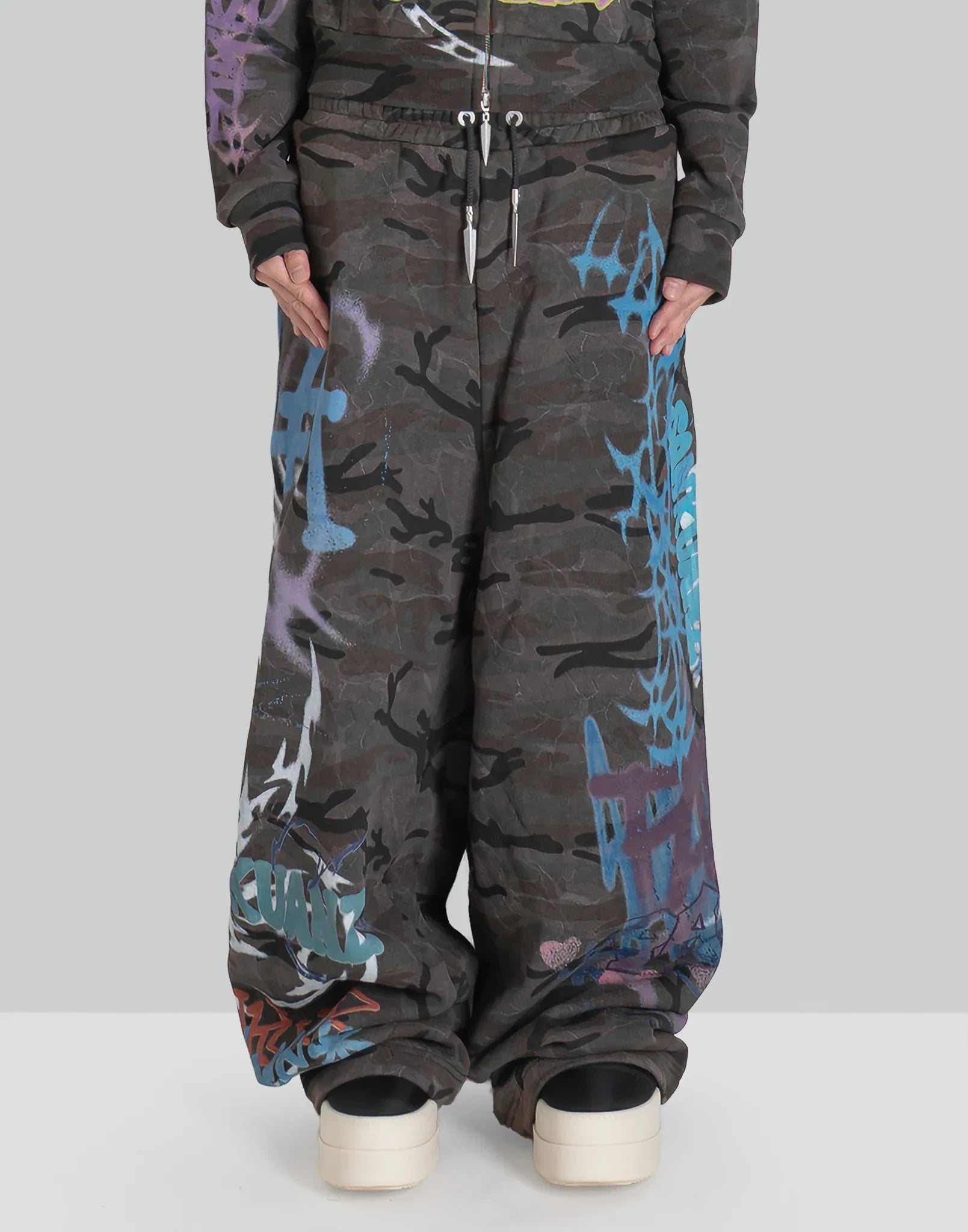 BUMPY GRAFFITI LOOSE SWEATPANTS