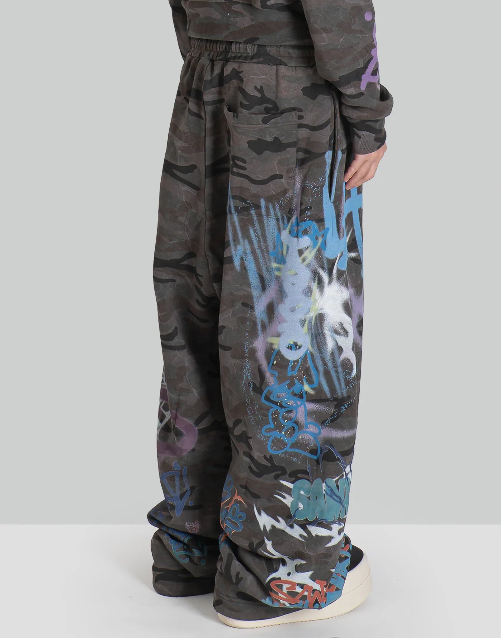 BUMPY GRAFFITI LOOSE SWEATPANTS