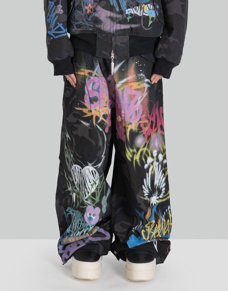 BUMPY GRAFFITI PRINT CAMOUFLAGE CARGO PANTS