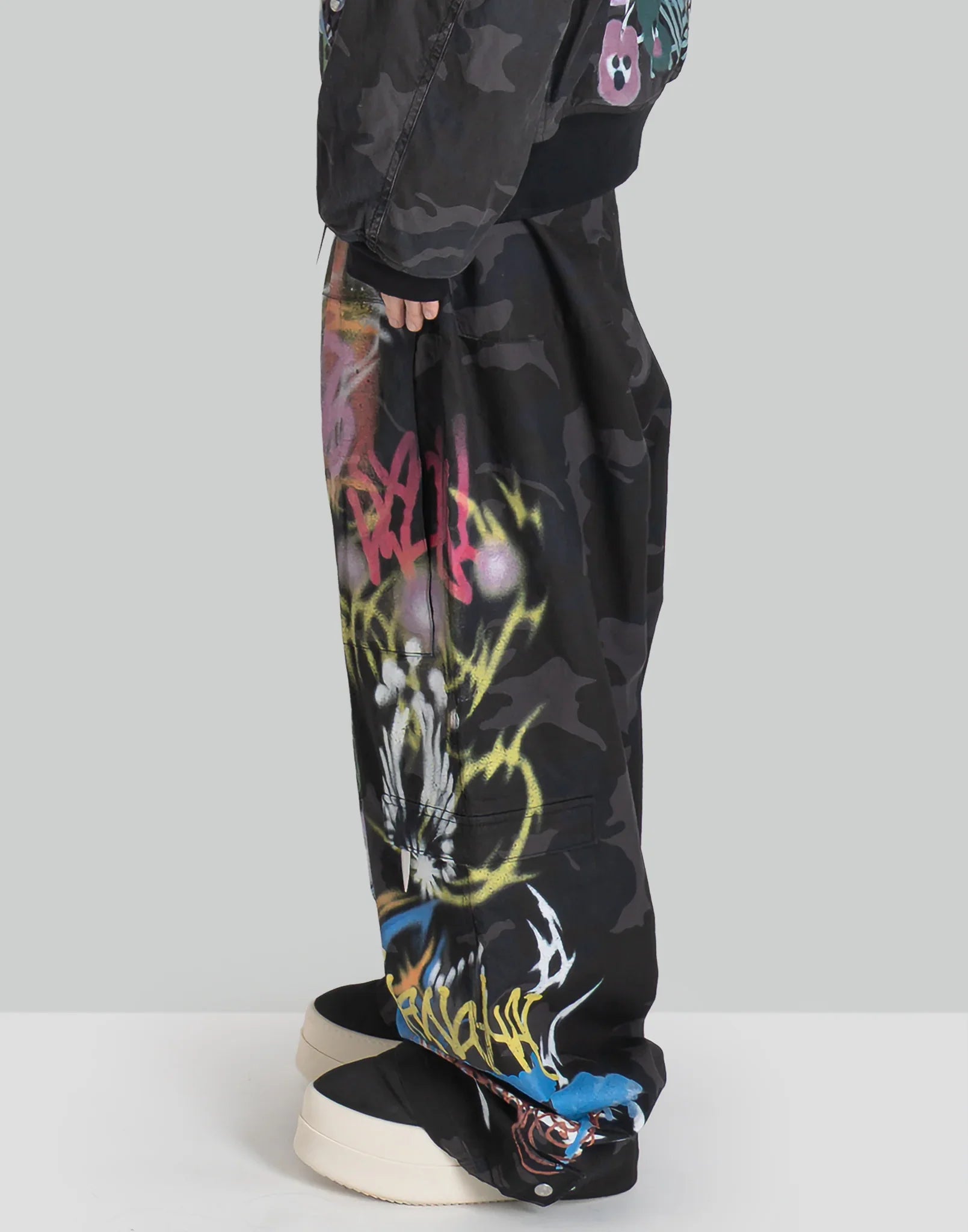BUMPY GRAFFITI PRINT CAMOUFLAGE CARGO PANTS