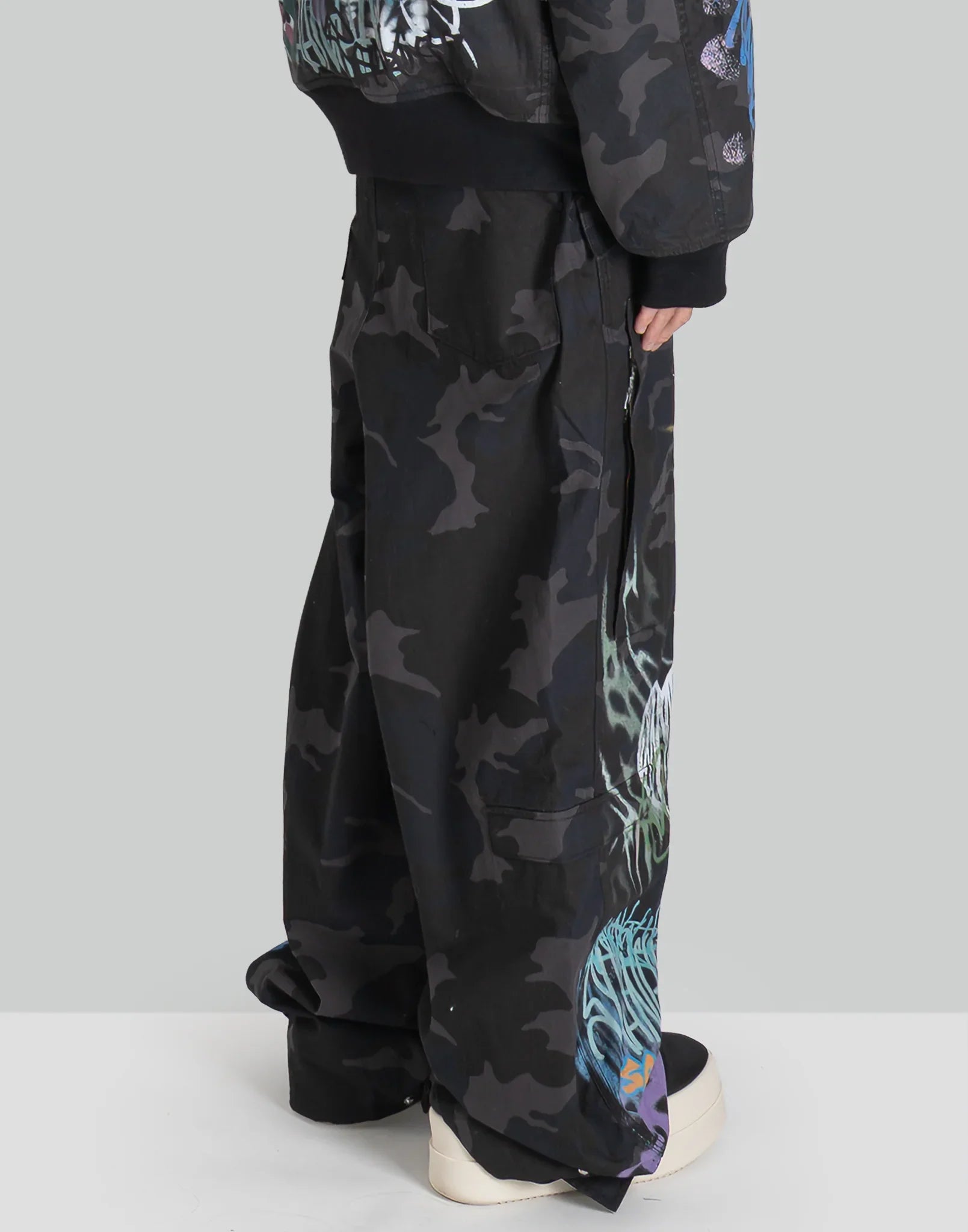 SANKUANZ - BUMPY GRAFFITI PRINT CAMOUFLAGE CARGO PANTS - 082plus