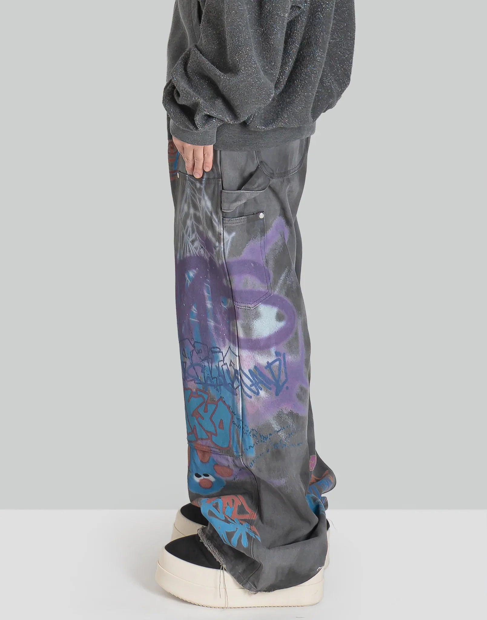 BUMPY GRAFFITI PRINT CARGO DENIM PANTS