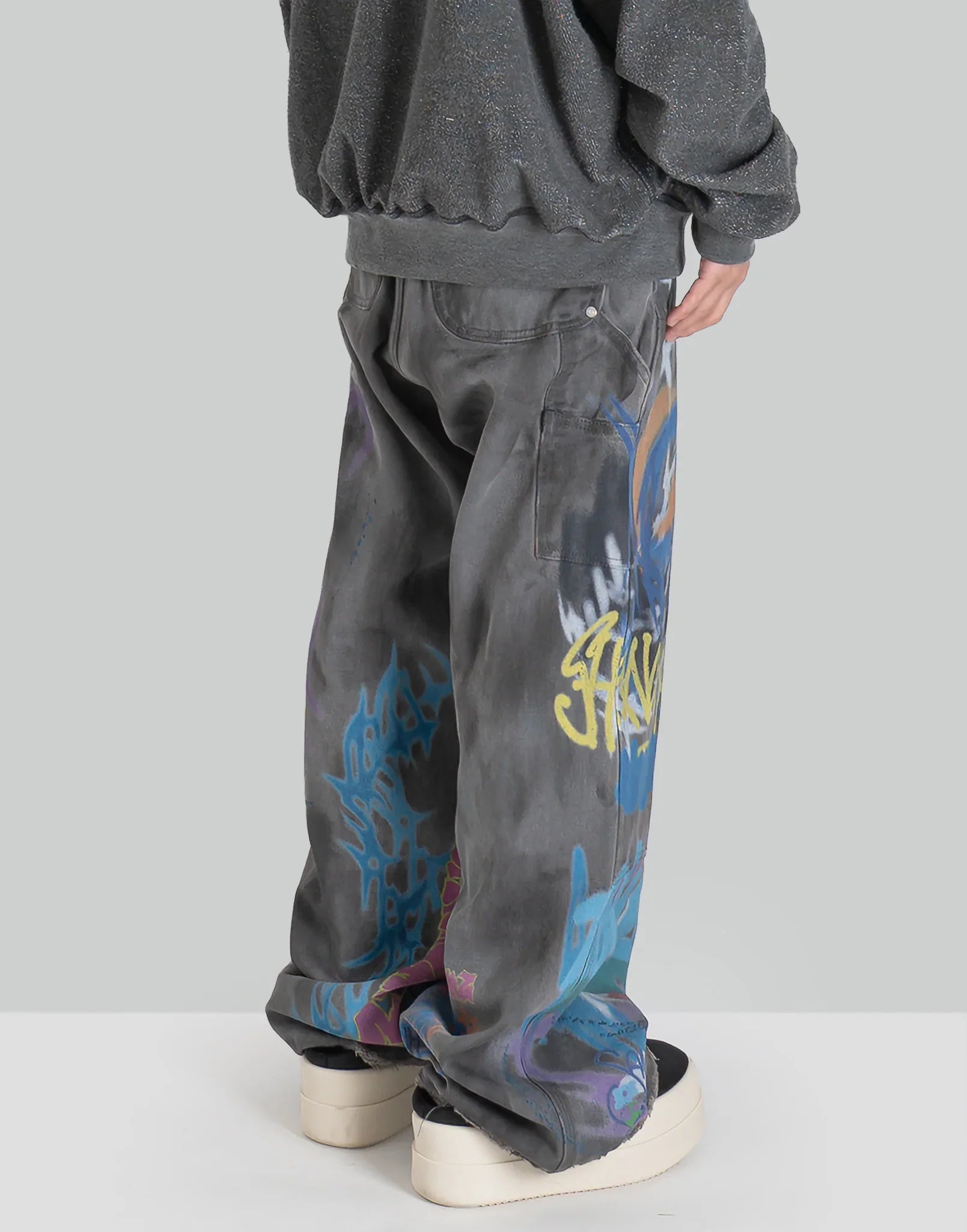 BUMPY GRAFFITI PRINT CARGO DENIM PANTS