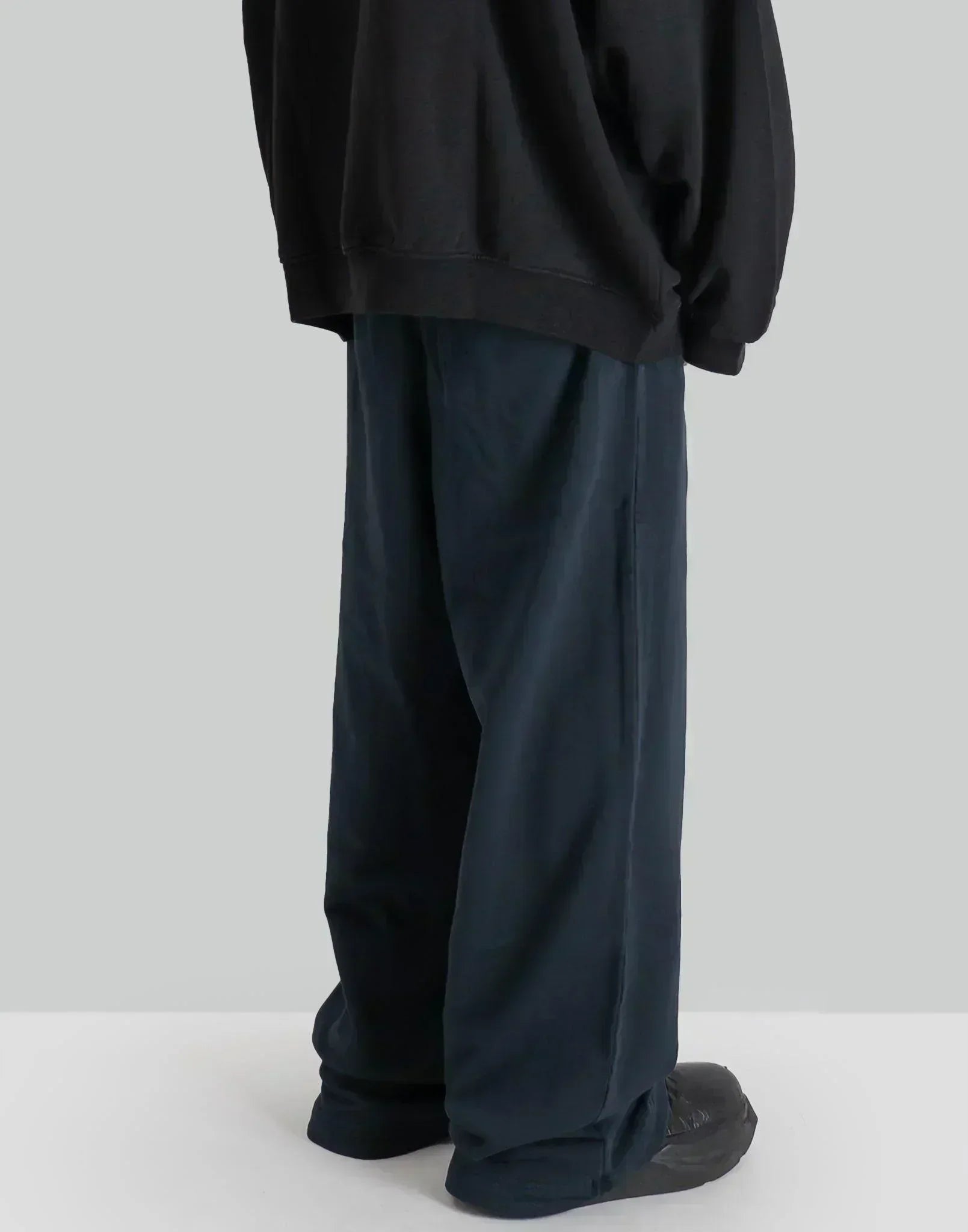 032C - 'RÓZSA VICTORIA'' STRAIGHT CUT SWEATPANTS - 082plus