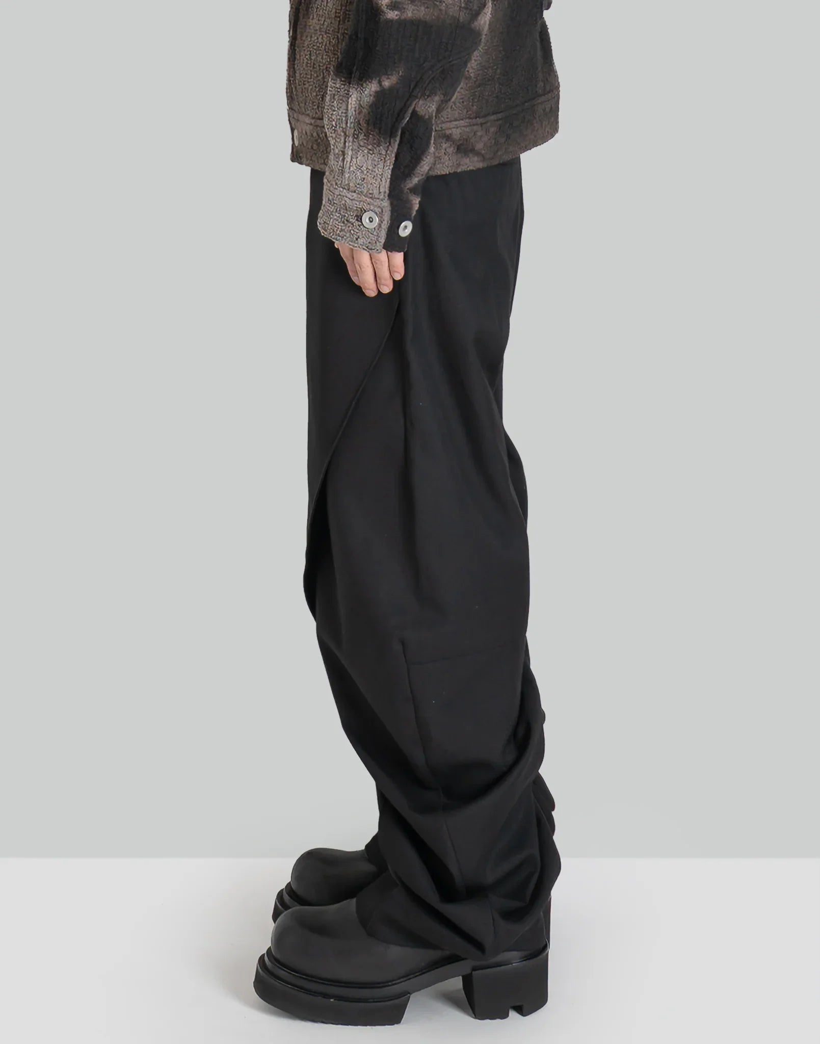 JiyongKim - SUN-BLEACHED CURVED TROUSERS - 082plus