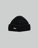 BEANIE W. METAL PLATE LOGO