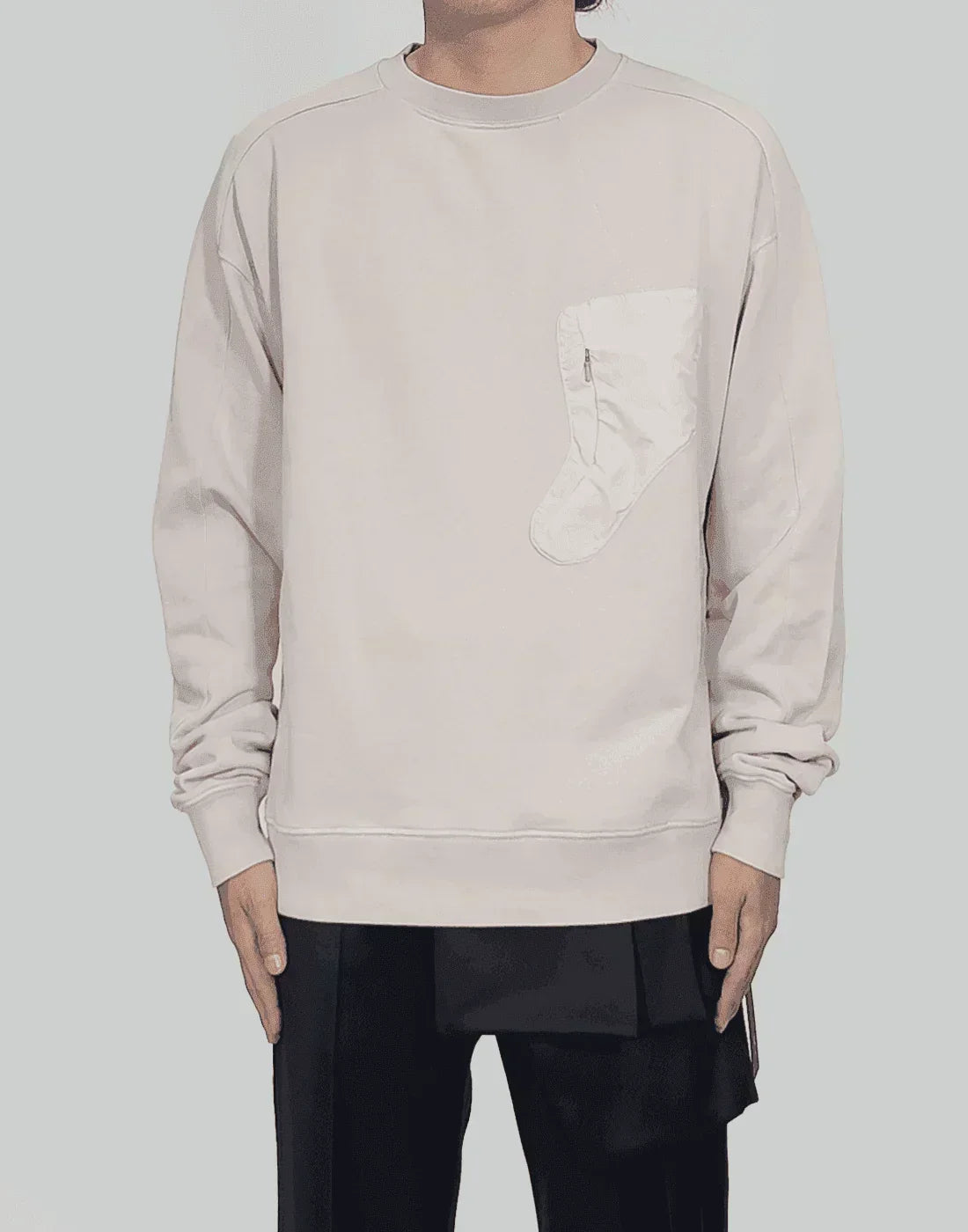 HELIOT EMIL - CREWNECK W. SHAPED POCKET - 082plus