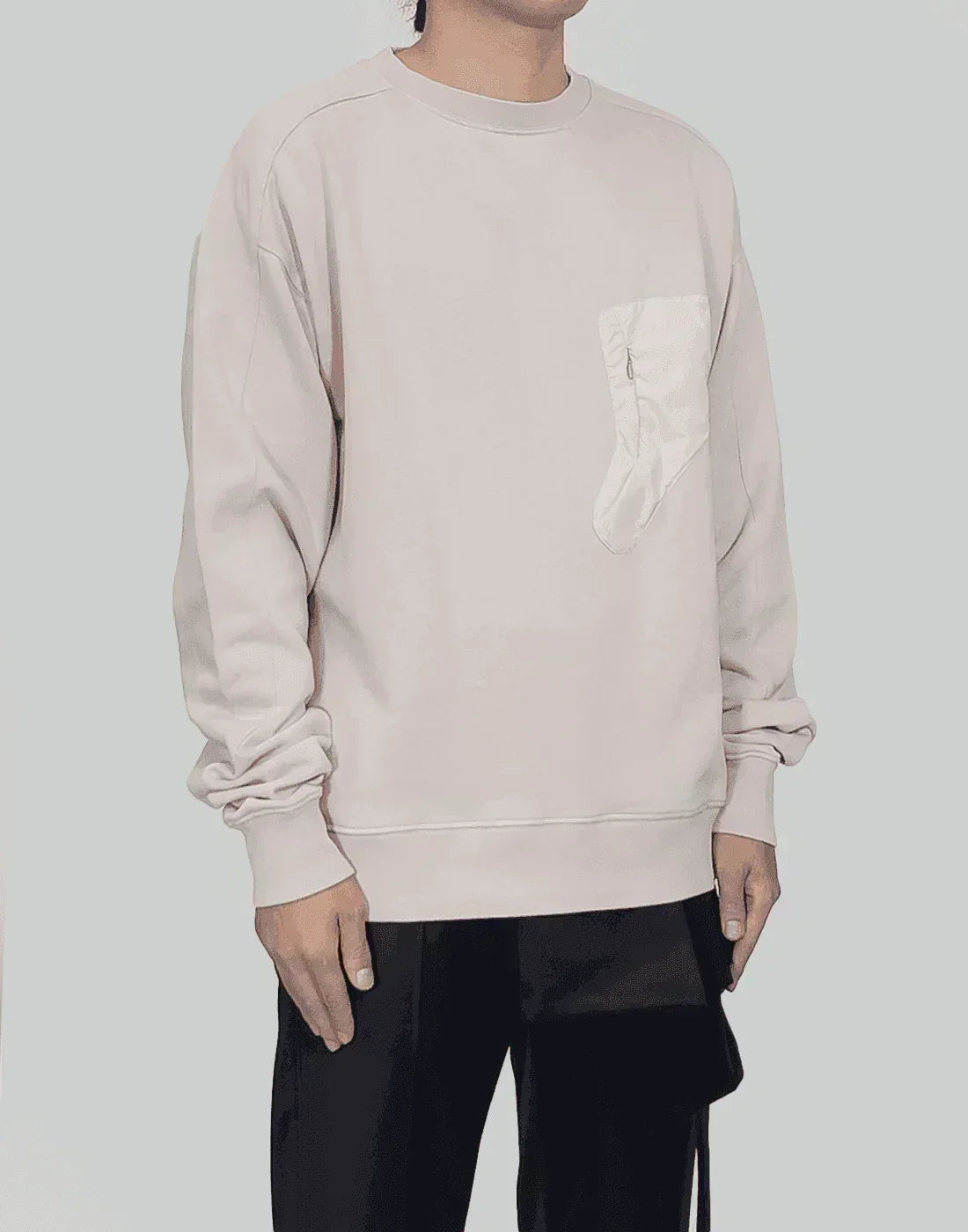 HELIOT EMIL - CREWNECK W. SHAPED POCKET - 082plus