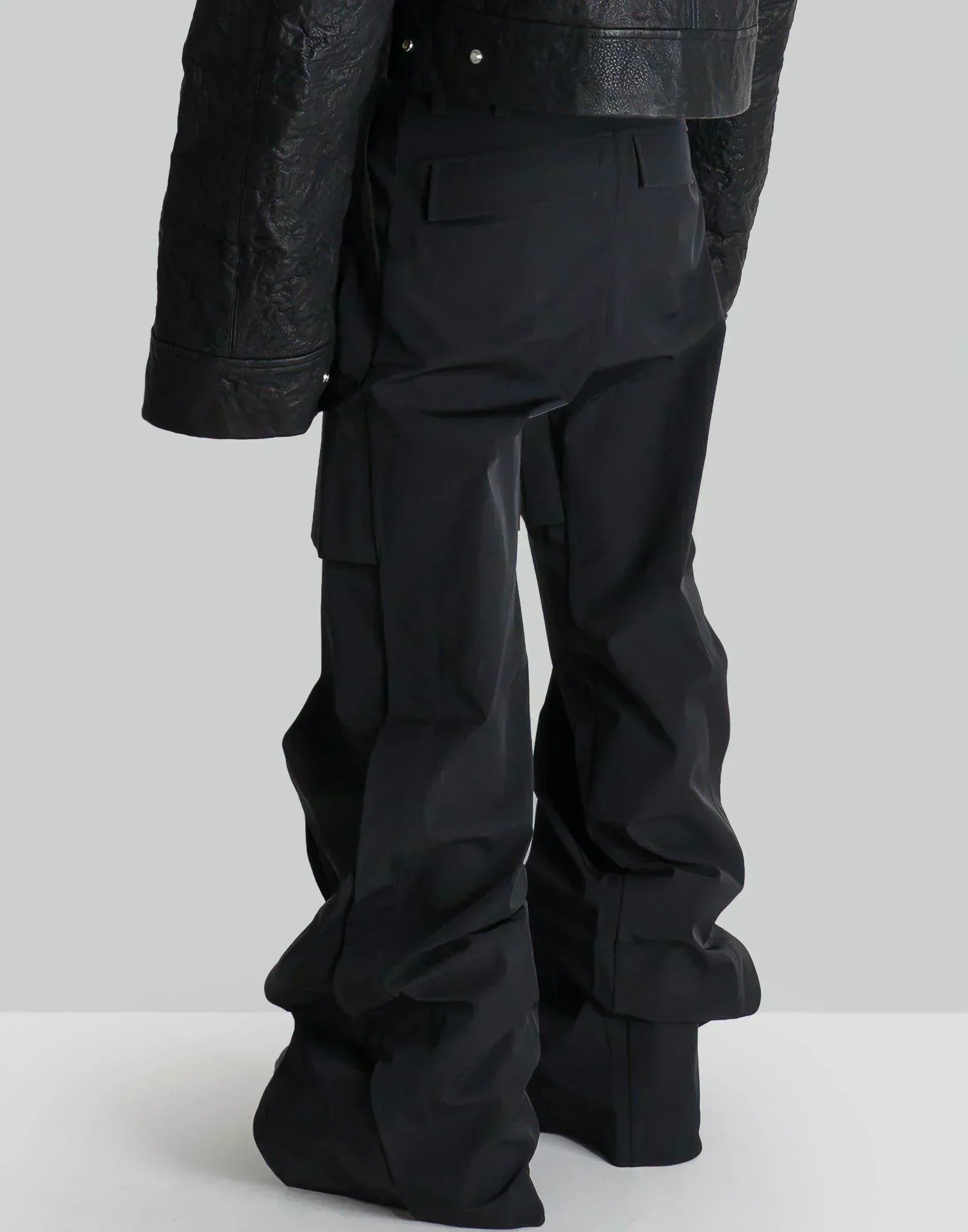 HELIOT EMIL - FORMED CARGO - 082plus