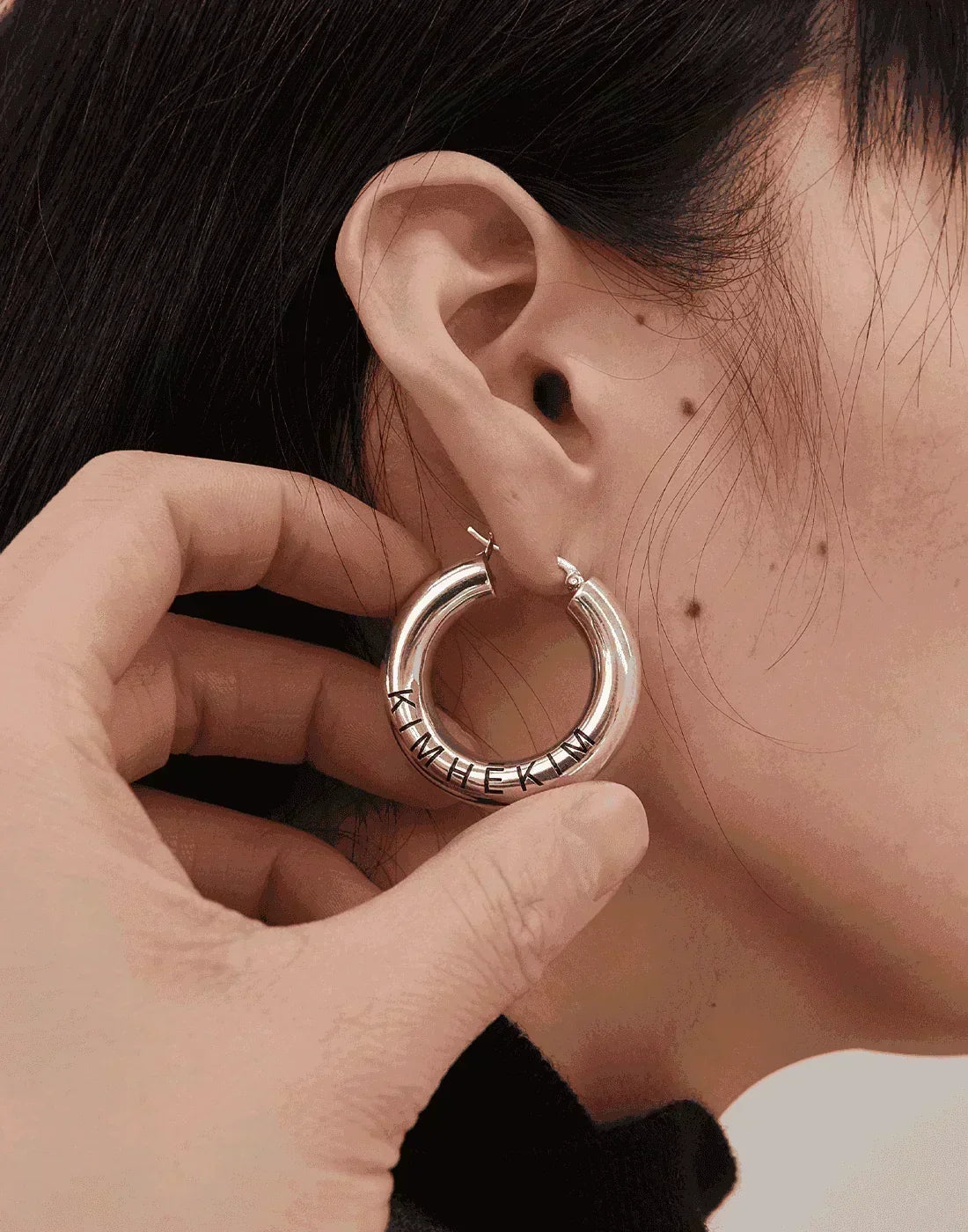 KIMHĒKIM - LOGO HOOP EARRINGS - 082plus