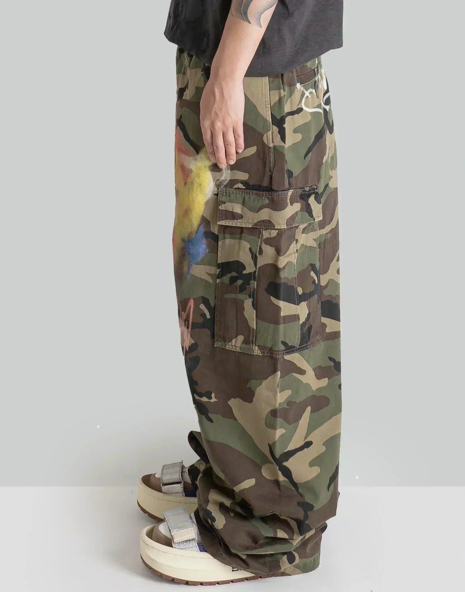 SANKUANZ - Graffiti Print Camo Cargo Pants - 082plus