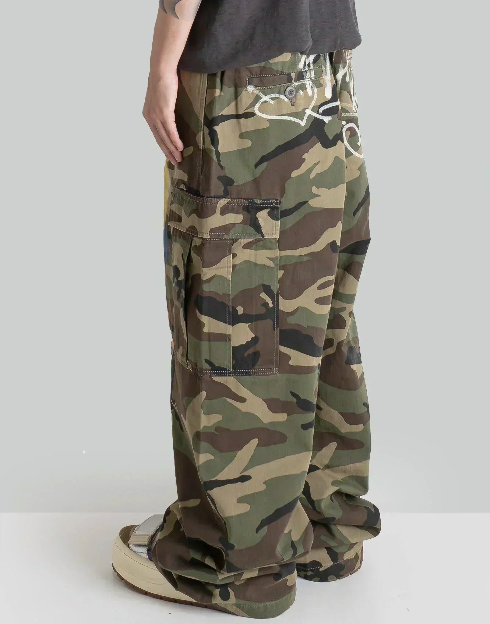 SANKUANZ - Graffiti Print Camo Cargo Pants - 082plus