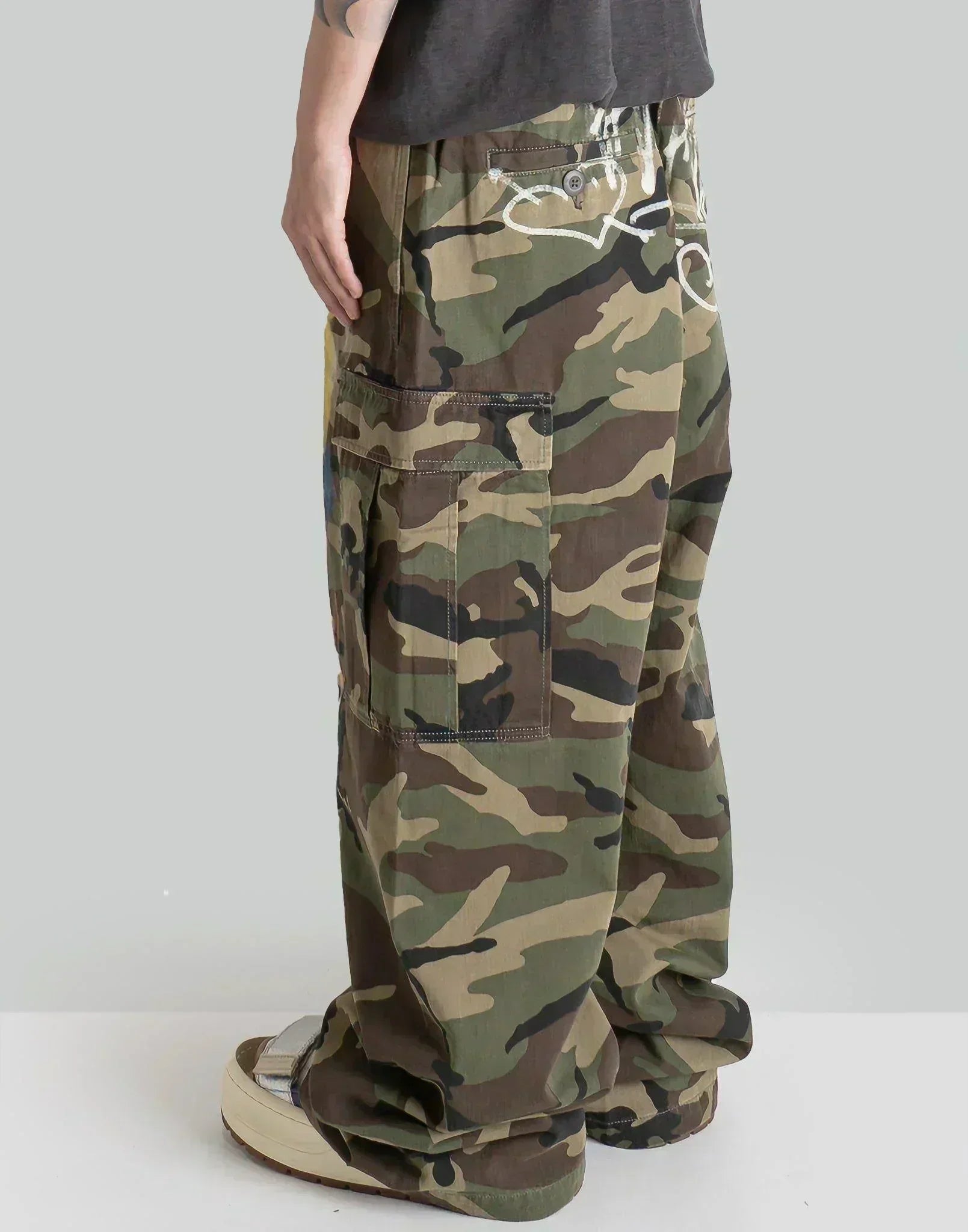 SANKUANZ - Graffiti Print Camo Cargo Pants - 082plus