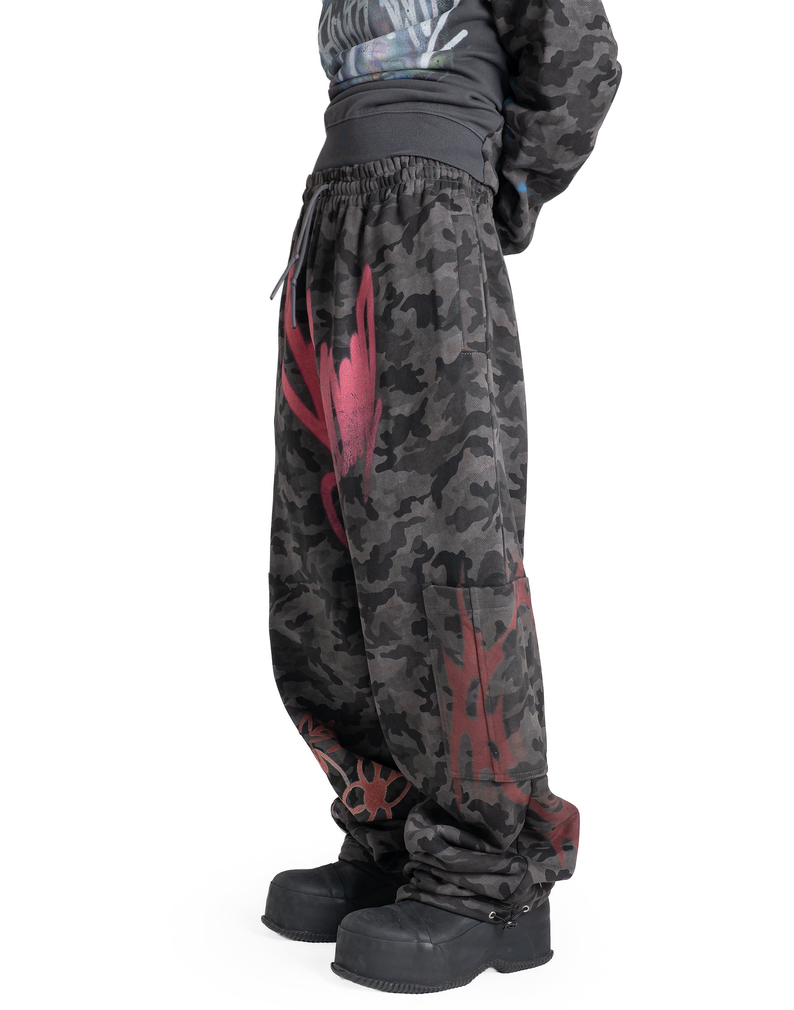 SANKUANZ - CAMO GRAFFITI COLOR-BLOCK PRINT SWEATPANTS - 082plus