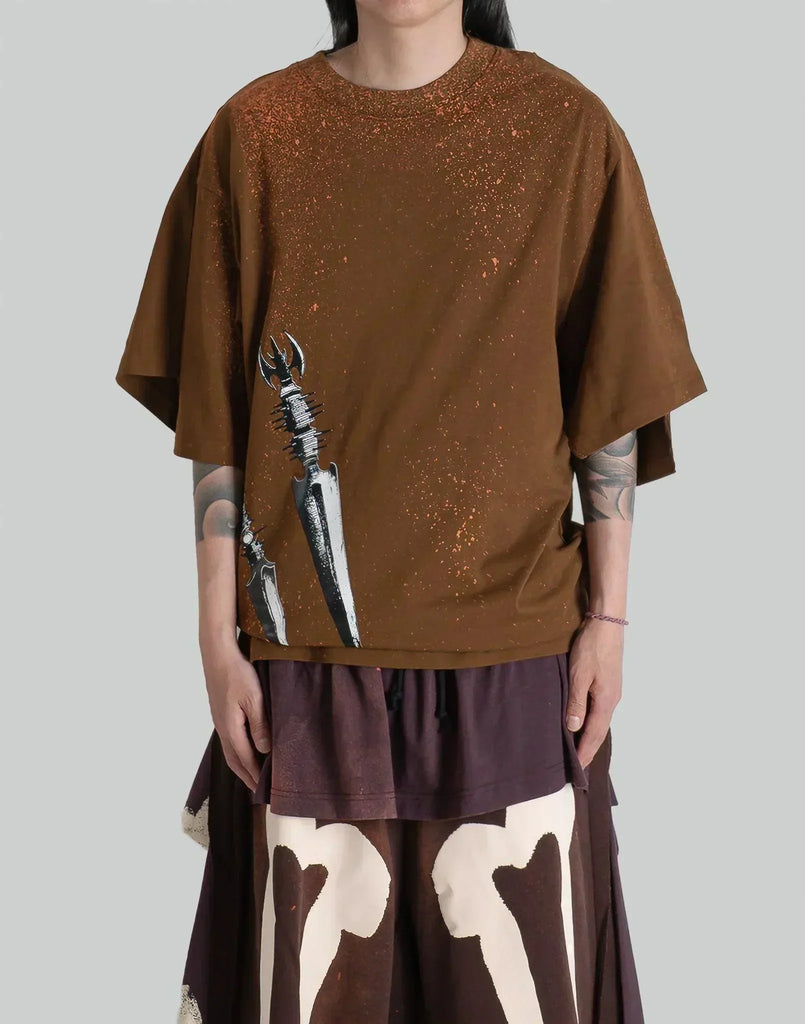 【SANKUANZ】BROWN BLEACH DAGGER PRINTED T-SHIRT SANKUANZ Dagger Print Deconstructed T-Shirt – 082plus
